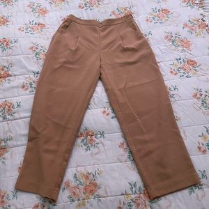 Forever 21 size small dress pants in excellent condition. Only worn twice.